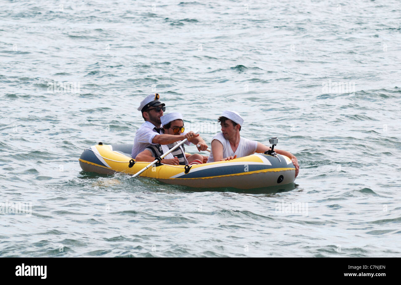 Drei Matrosen in einem Boot Stockfoto