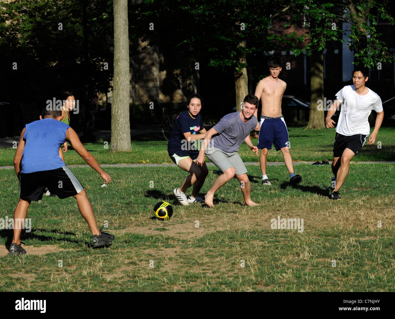 Yale University Studenten Sommerschule spielen pickup Fußball. Stockfoto