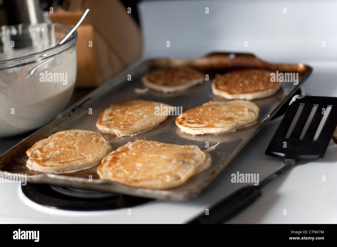 Apfel-Pfannkuchen kochen auf der heißen Herdplatte-Grillplatte. Geringe Schärfentiefe. Stockfoto