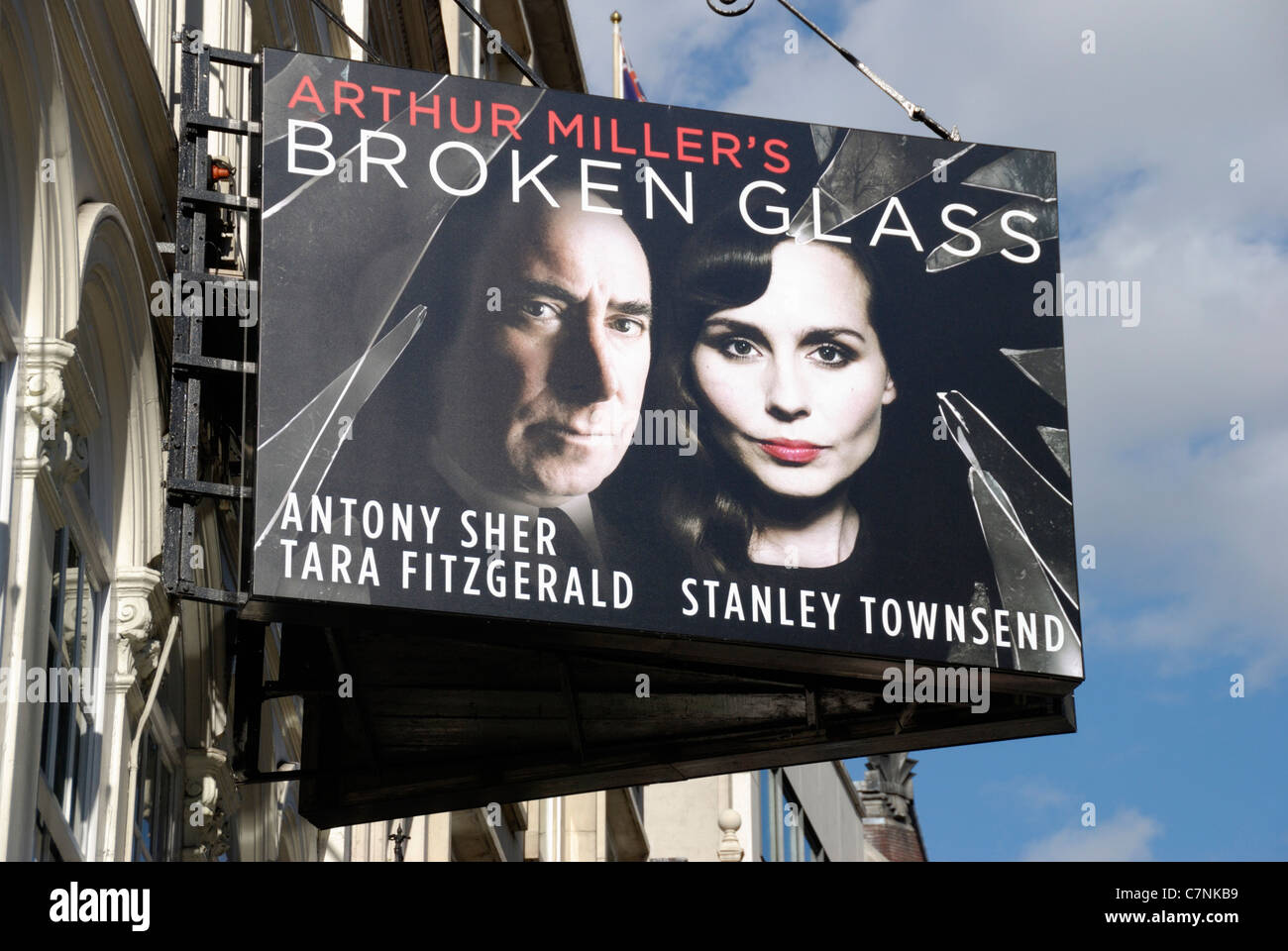 Großes Plakat Förderung Arthur Millers spielen Broken Glass, London, England Stockfoto