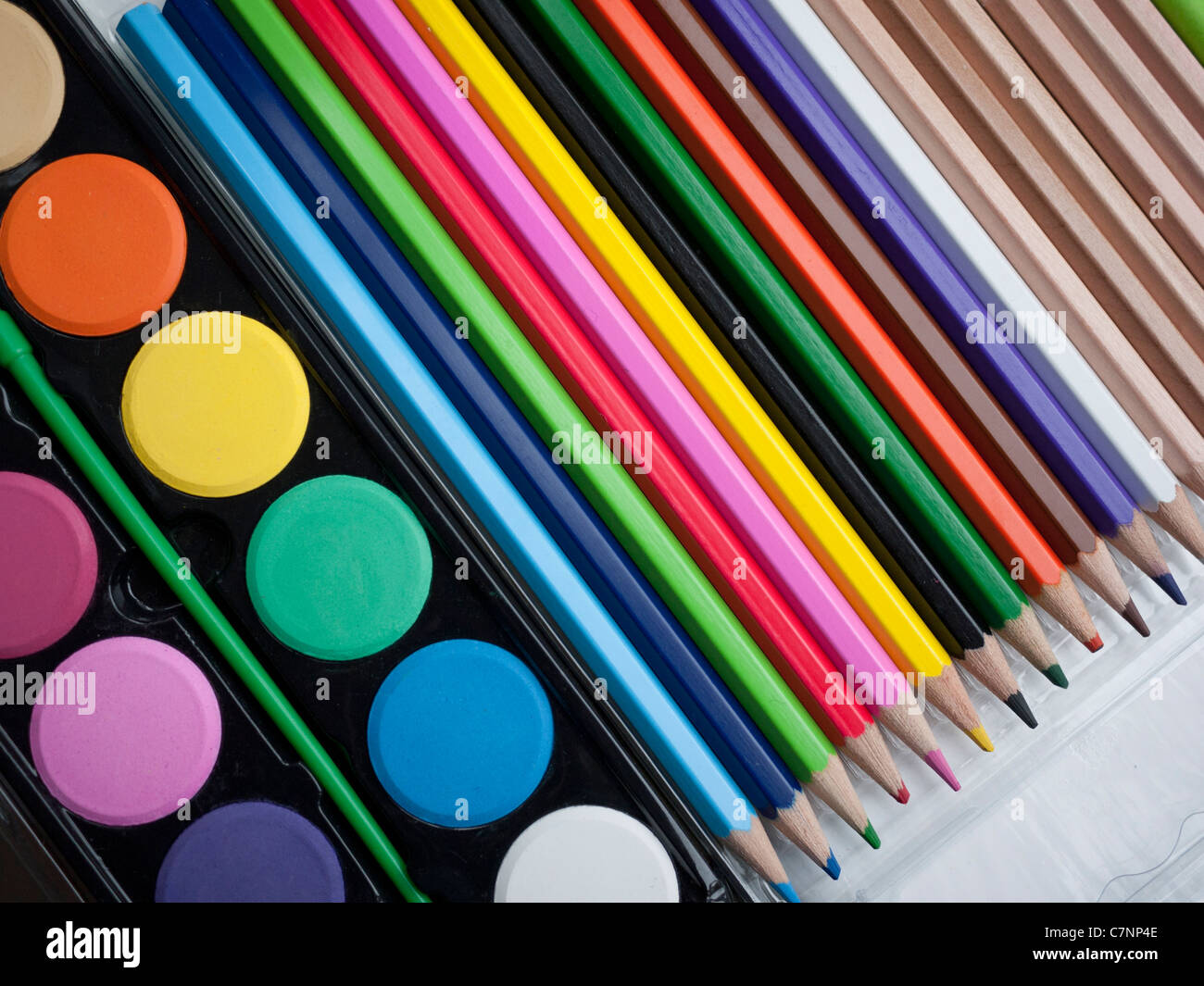 Kind-Bleistift und Farbe festlegen. Stockfoto