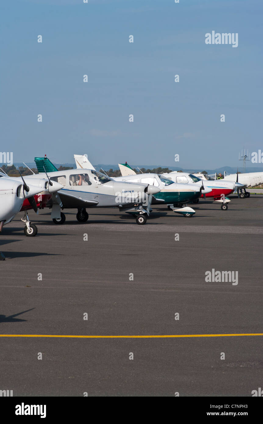 Reihe von einmotorigen Kleinflugzeug Licht Flugzeugen auf dem Rollfeld in Lydd Flughafen Kent England Stockfoto
