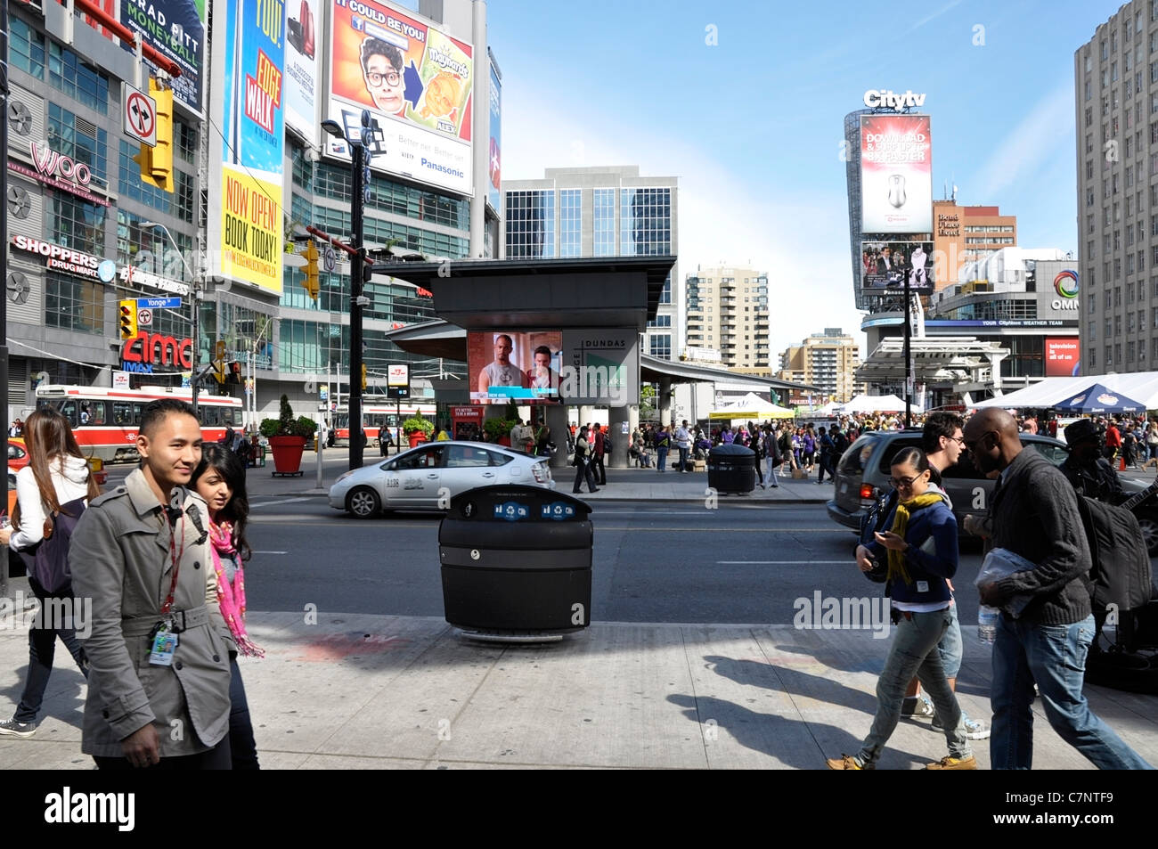 Toronto Downtown, Yonge Street, Dundas Square Stockfoto