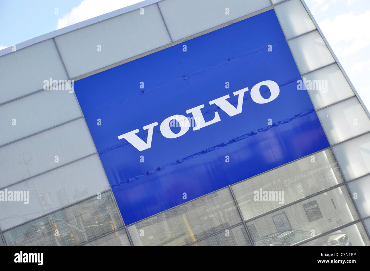 Melden Sie sich oben ein Volvo Autohaus Stockfoto