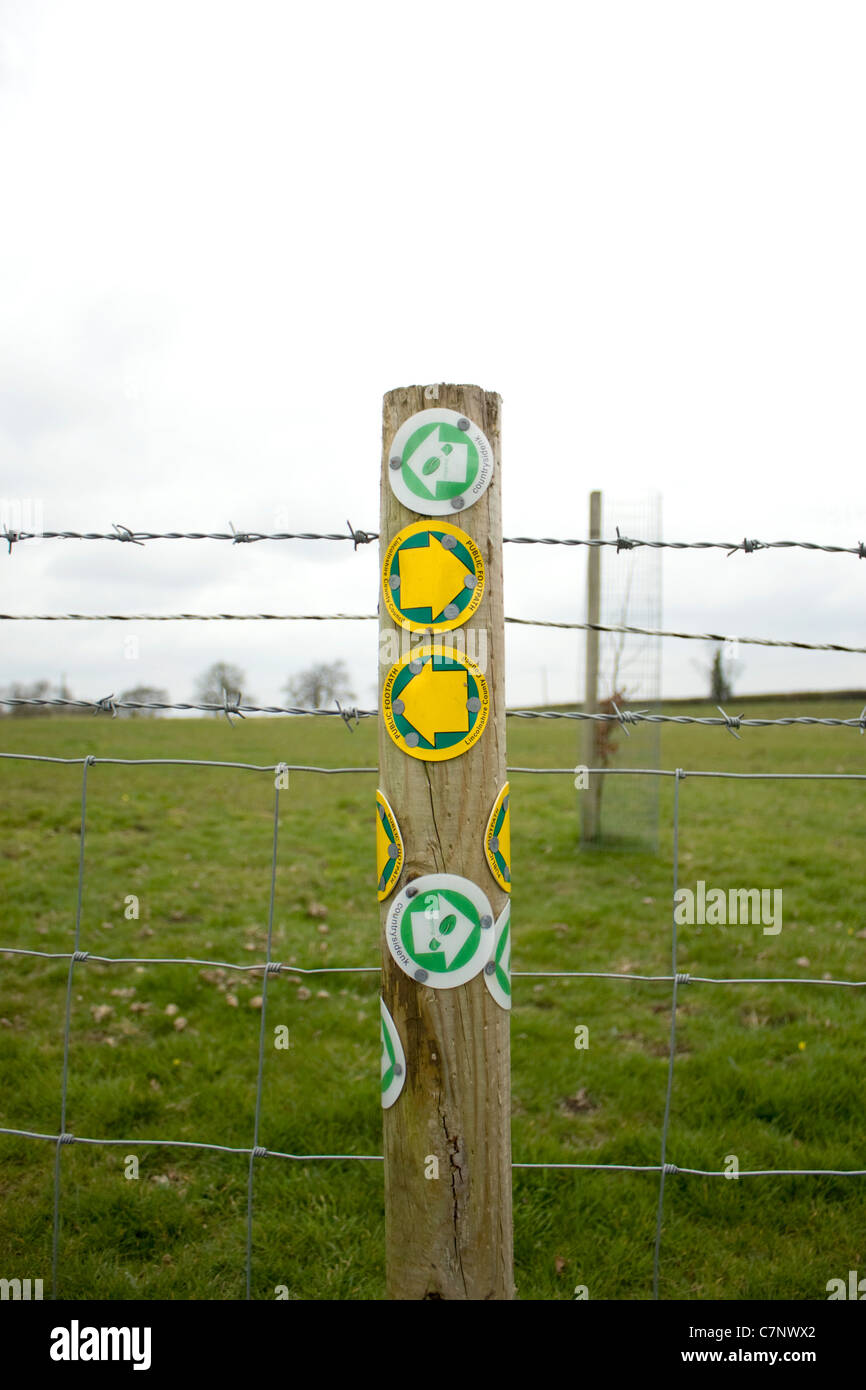 Viele Anzeichen auf einen Spaziergang in Lincolnshire, Großbritannien Stockfoto