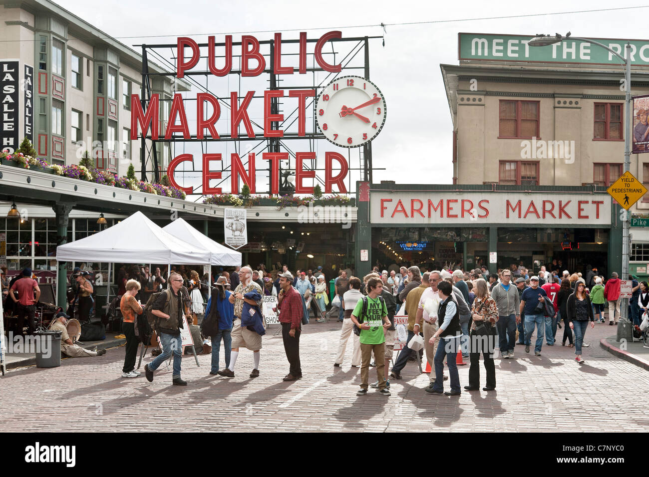 Menschen drängen sich Pike Place außerhalb Haupteingang Zugang zum öffentlichen Markt mit legendären alten Vintage retro Neon-Schild gekennzeichnet Stockfoto
