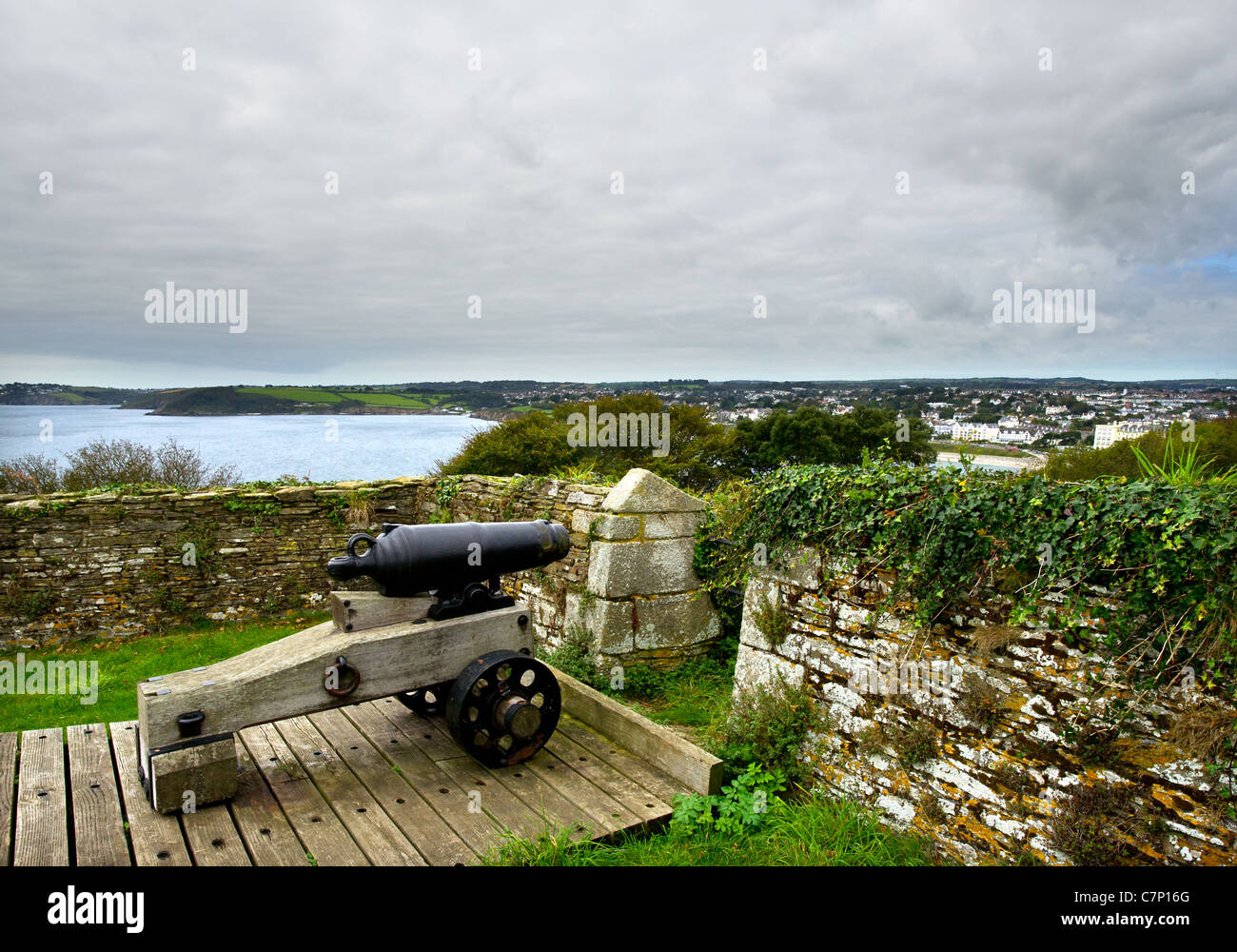 Eine Karronade montiert auf dem Wall des Pendennis Castle in Cornwall Stockfoto