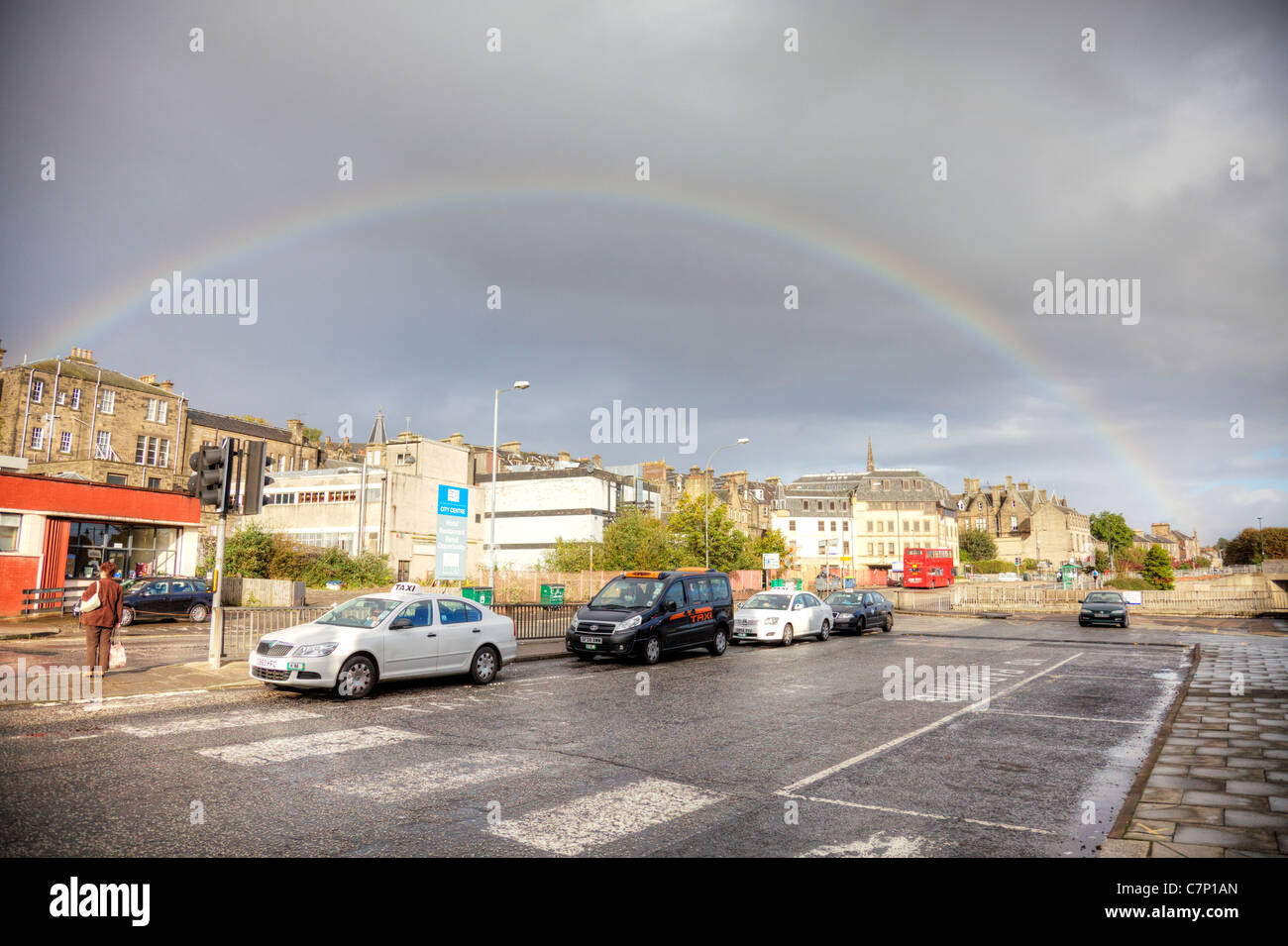 Regenbogen über Stadt Stirling in Schottland von des Schiene Station Taxis genommen aufgereiht warten auf Kunden Stockfoto