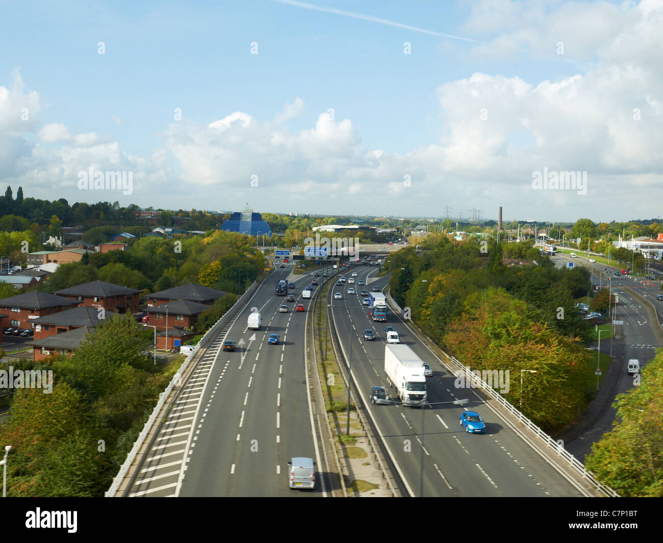Autobahn M60 aus Eisenbahnviadukt in Stockport Cheshire UK Stockfoto