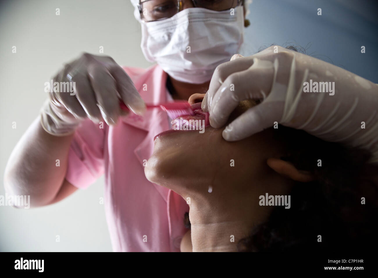 8-Jahre alten Mädchen, das ihre Zähne gebürstet durch zahnmedizinische Assistentin gute Hygiene Praxis Zahnpflege Manaus Bundesstaat Amazonas Brasilien Stockfoto