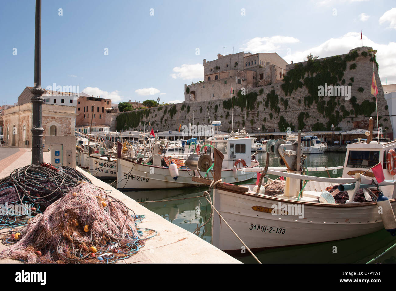 Ciutadella de Menorca Hafen mit Fischerbooten im Vordergrund, Balearen, Spanien. Stockfoto