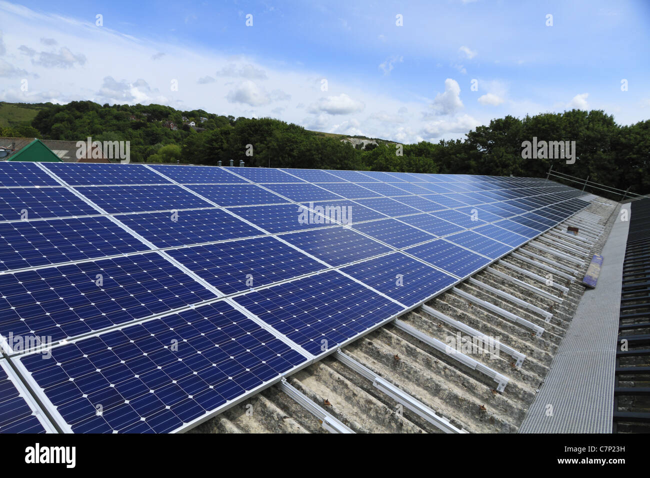 Ein solar getäfelten Fabrikdach in Lewes, East Sussex, England. Stockfoto