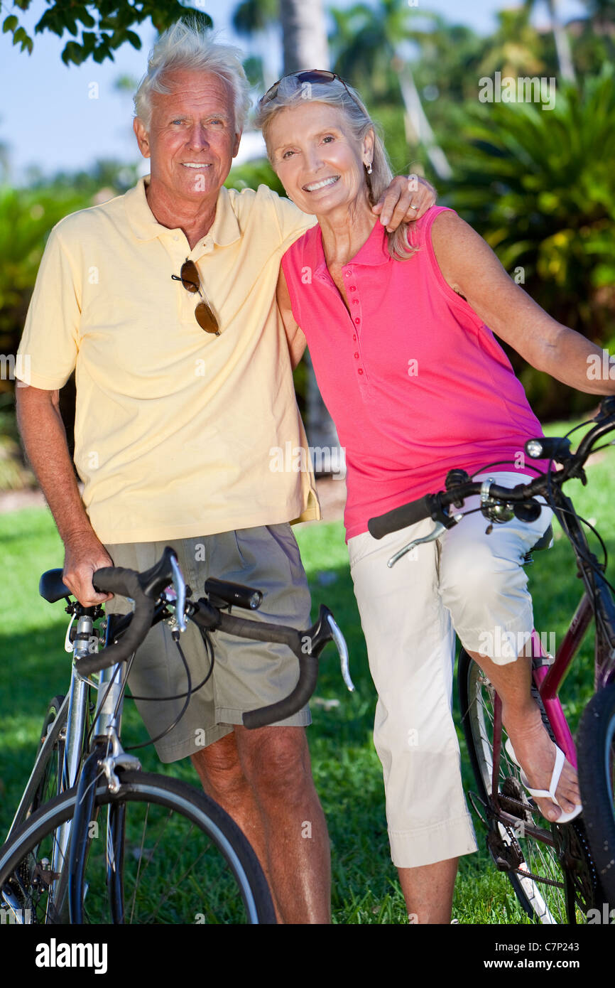 Ältere Mann und Frau Brautpaar zusammen Radfahren auf Fahrräder in einem park Stockfoto