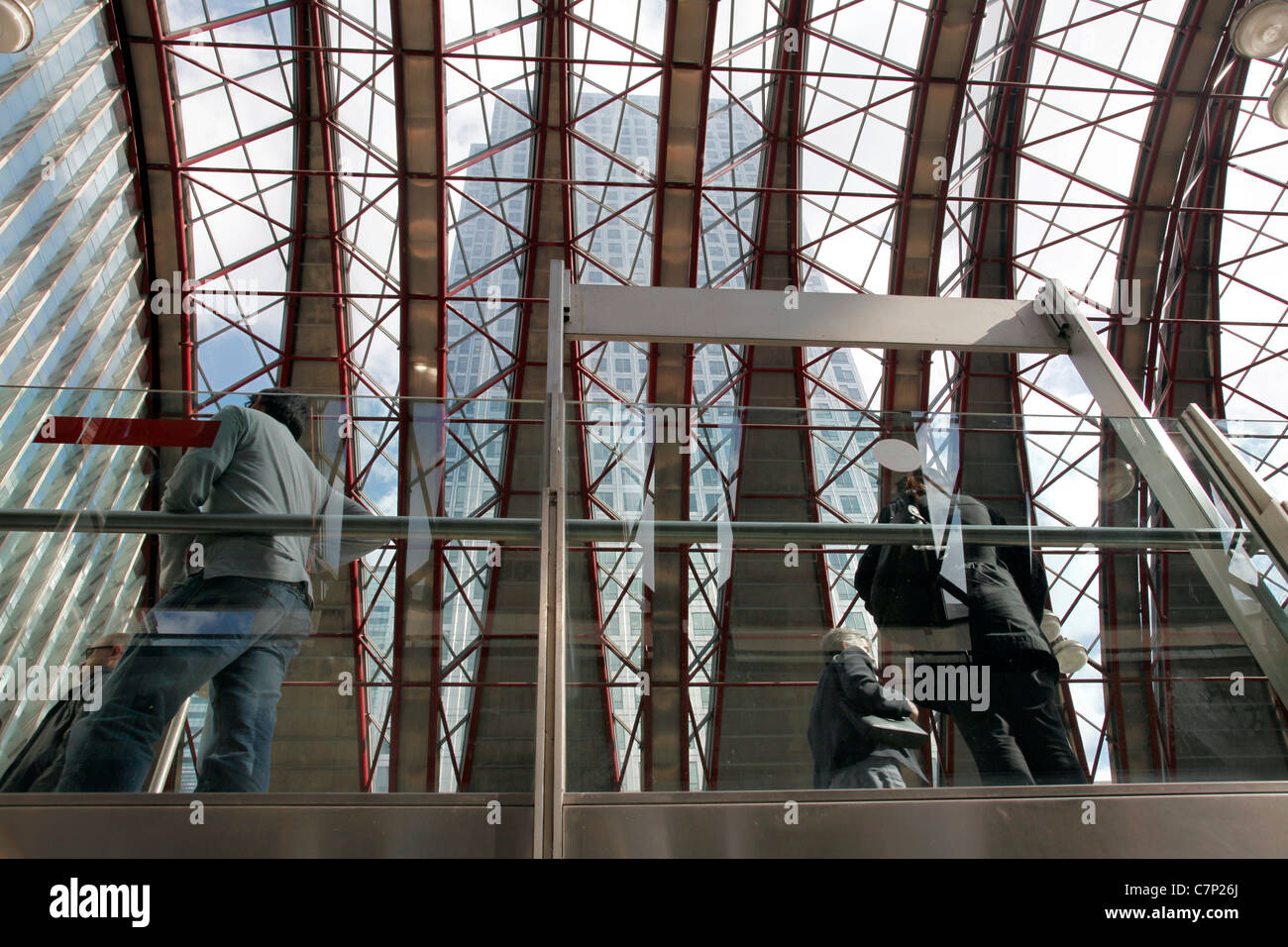 VEREINIGTES KÖNIGREICH. Passagiere an der Station Canary Wharf in London Stockfoto