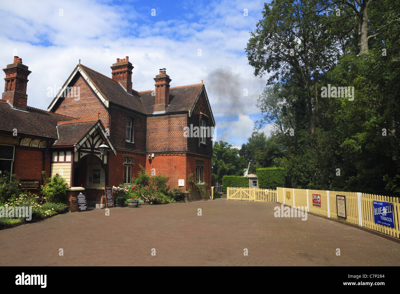 Der Eingang in das Bahnhofsgebäude in The Bluebell Linie Dampfeisenbahn, Sheffield Park, West Sussex, England. Stockfoto