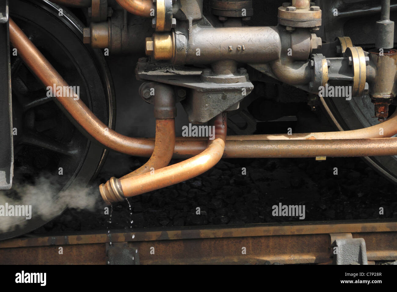 Eine Druckentlastung lässt einige austoben auf einer Dampflokomotive bei The Bluebell Linie Dampfeisenbahn, Sheffield Park, Sussex, England Stockfoto
