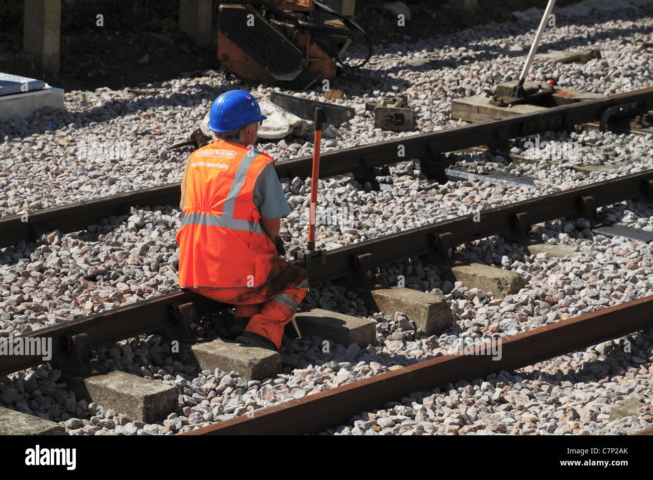 Eine Eisenbahn-Ingenieur Sichtung die Gleise an der Bluebell Railway, Sussex, England. Stockfoto