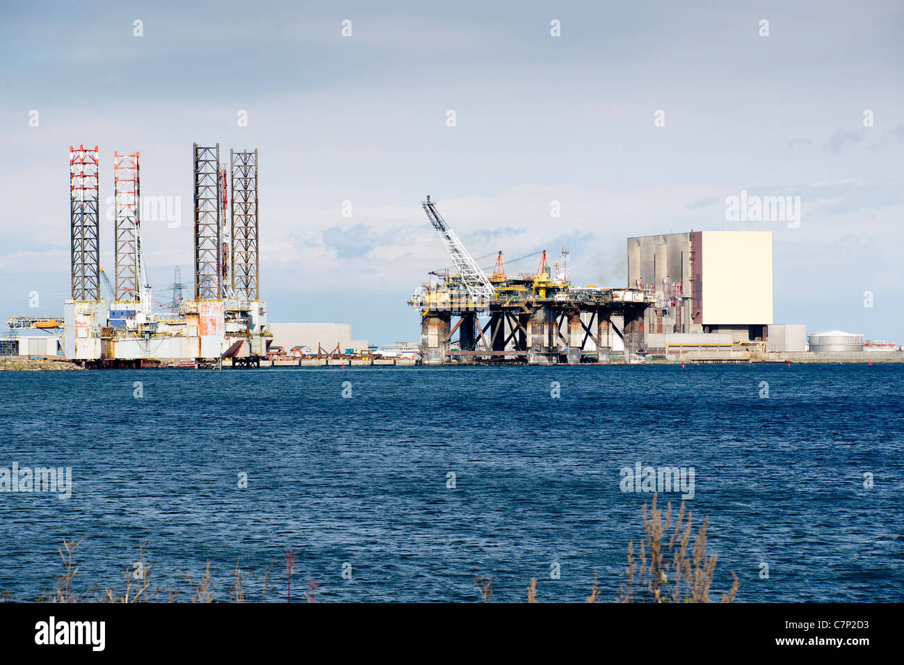 Jack Up drilling rig GSF Britannia und halb-u-Boot schwimmende Produktionssystem FPF1 am TERRC Anlage Hartlepool Stockfoto