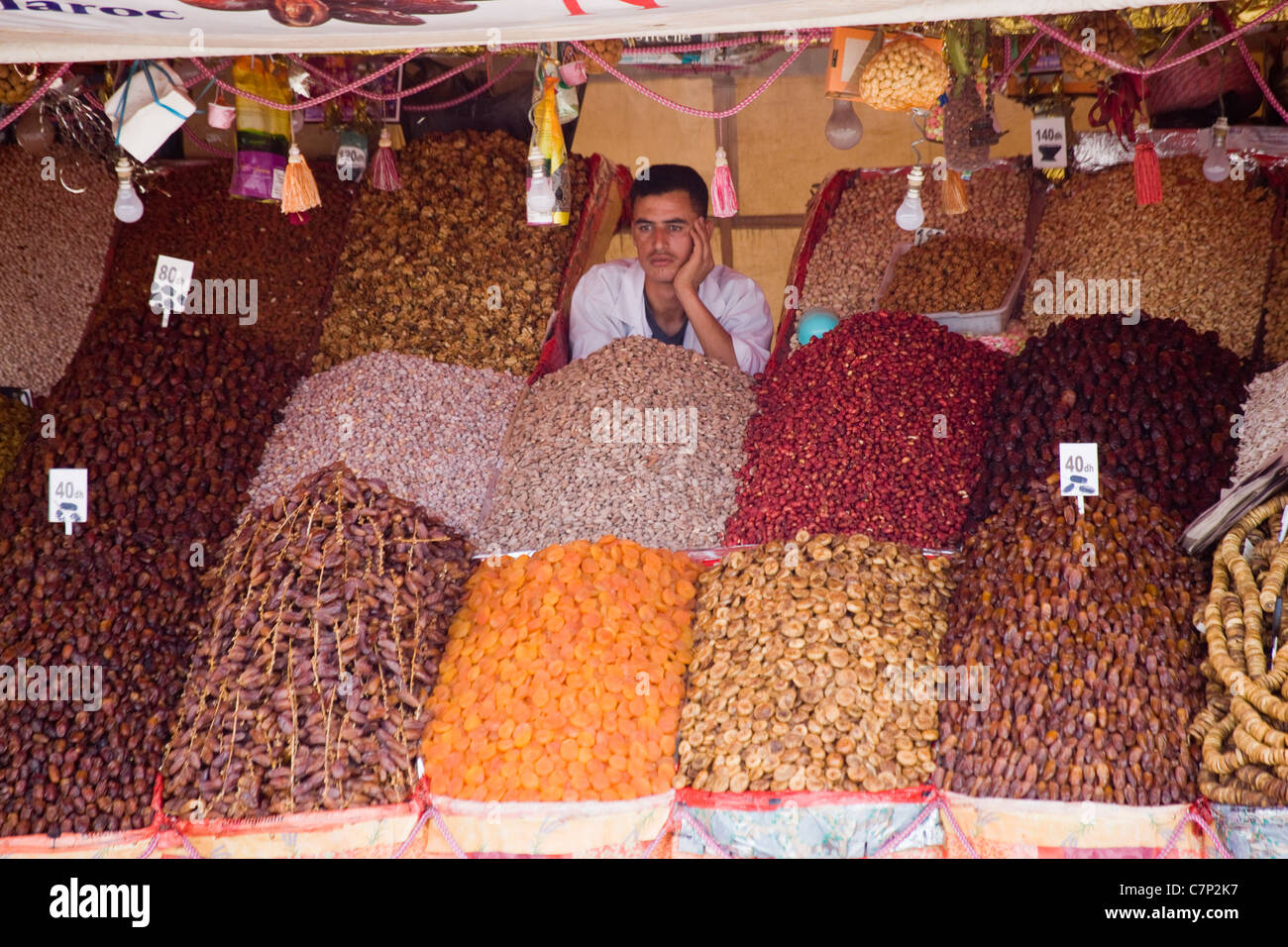 Getrocknete Früchte und Gewürze Stall in Djemaa el Fna Platz in Marrakesch Stockfoto