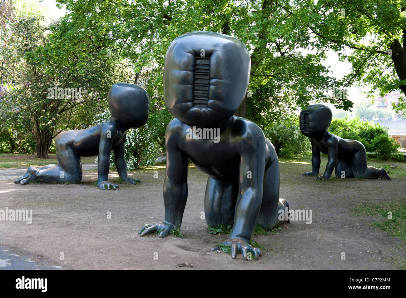 Krabbelnden Babys Skulptur des Künstlers David Cerny Prague Stockfoto