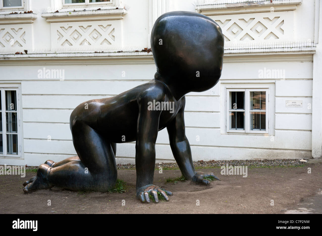 Krabbelnden Babys Skulptur des Künstlers David Cerny Prague Stockfoto