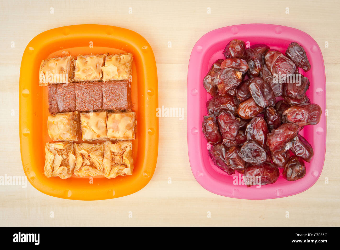 Platten aus Baqlawa und Termine, typisch für Essen im Ramadan und Eid-festivals Stockfoto