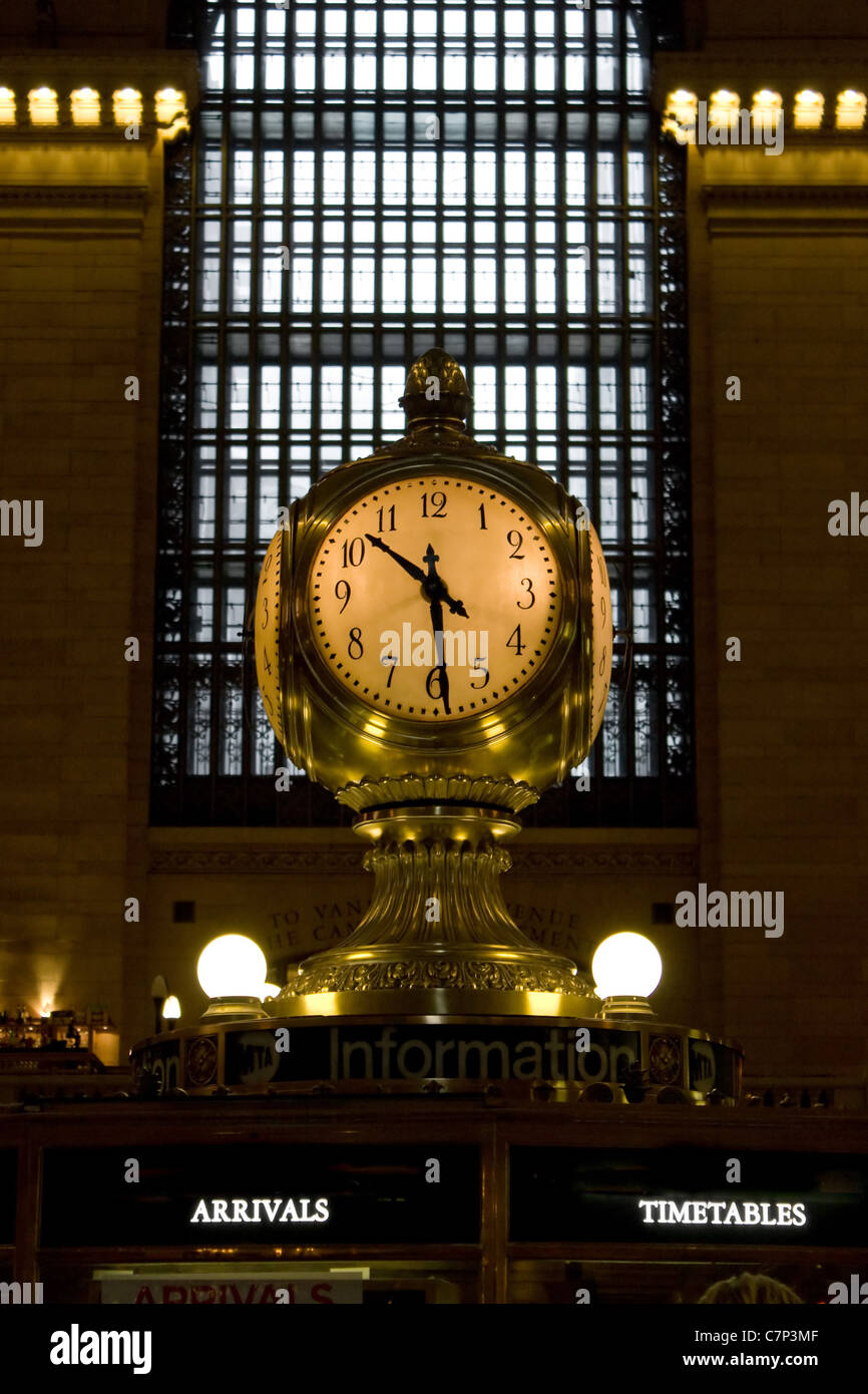 Die alte antike Uhr in der Mitte der Bahnhof grand central Station in New York City. Stockfoto