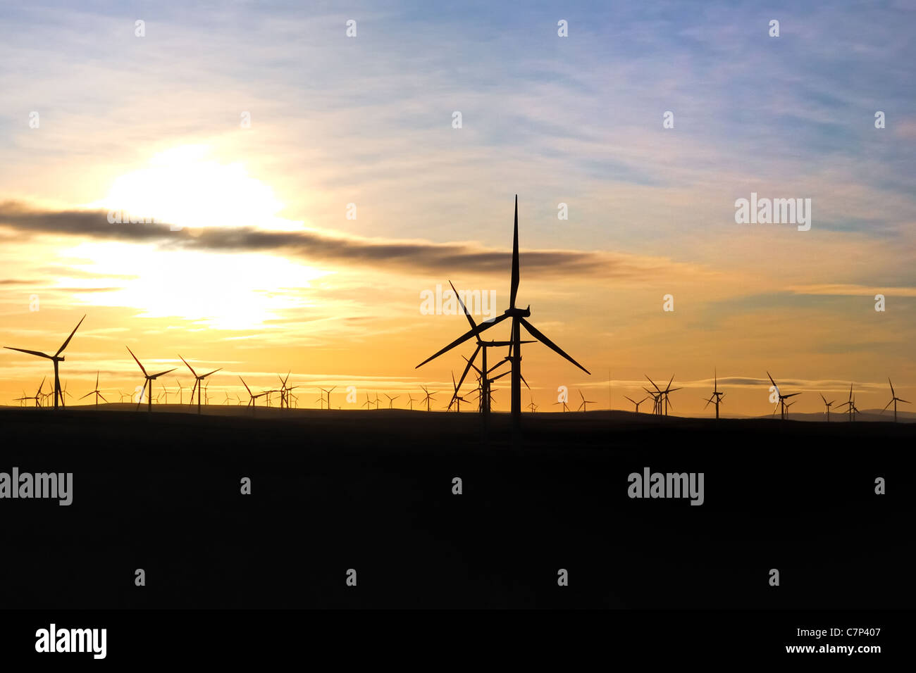 Sonnenaufgang am Windpark Whitelee, die von Scottish Power Erneuerbare Energien betrieben wird, und ist der größte in Deutschland, am Stadtrand von Glasgow, Schottland. Stockfoto