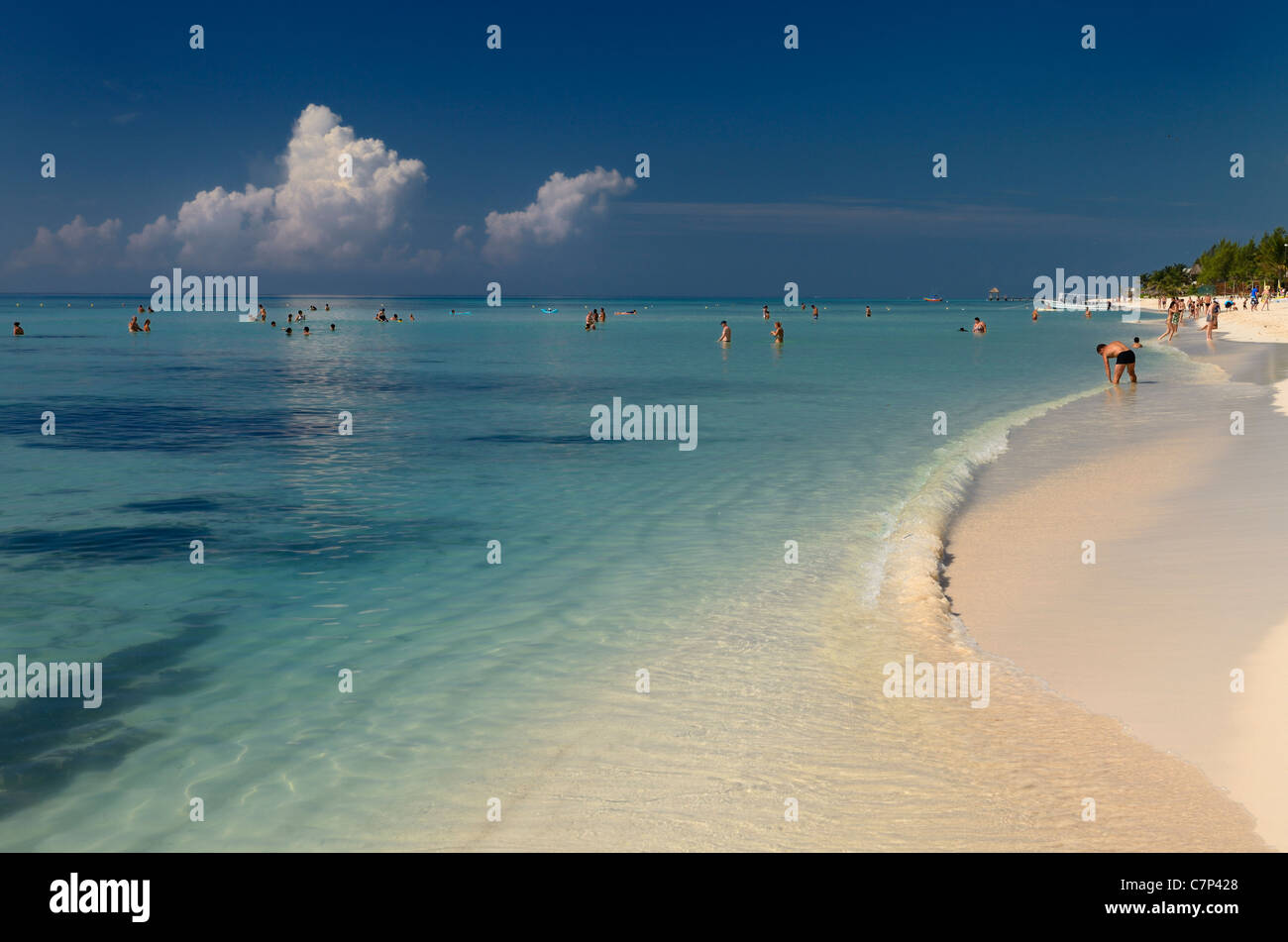 Schwimmer in ruhigen blauen Gewässern auf den weißen Sandstrand von einem Resort Riviera Maya Mexiko Stockfoto