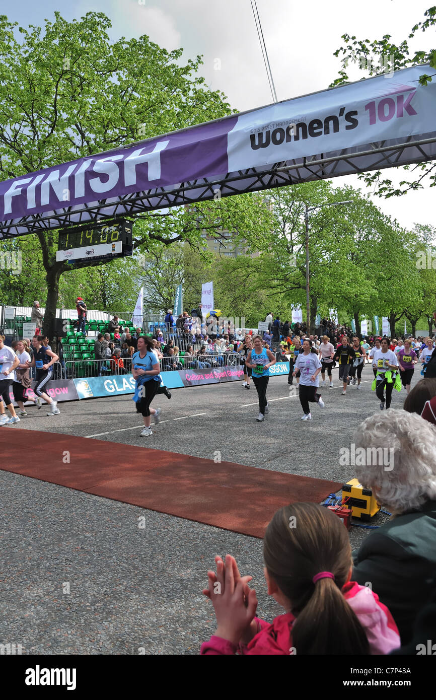 Die 10-km-Ziellinie des Straßenrennens der Frau in Glasgow, Schottland, Großbritannien Stockfoto