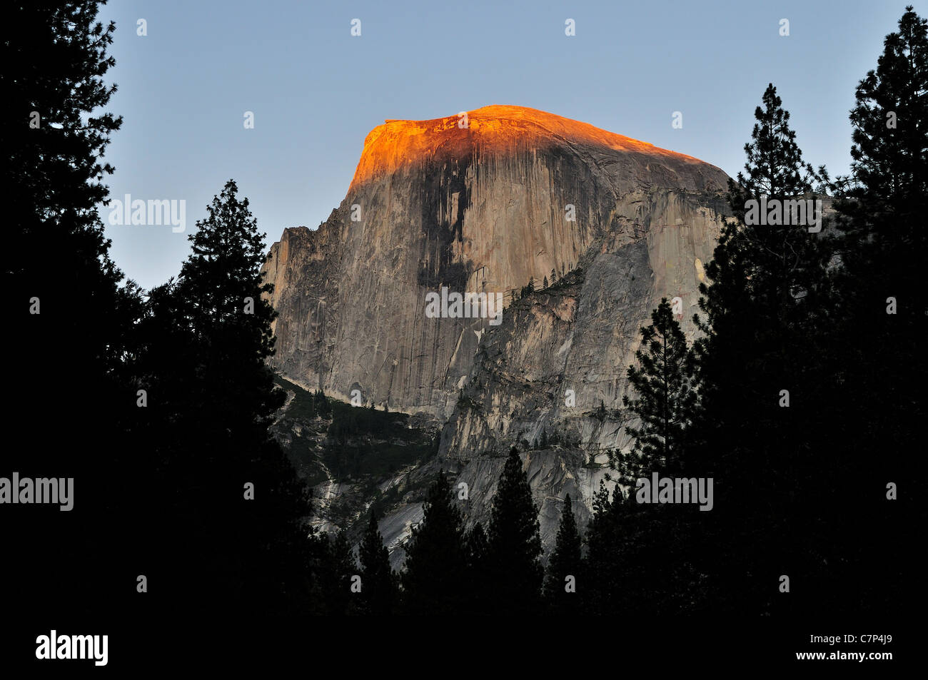 Der Half Dome im letzten Licht des Tages. Yosemite Nationalpark, Kalifornien, USA. Stockfoto