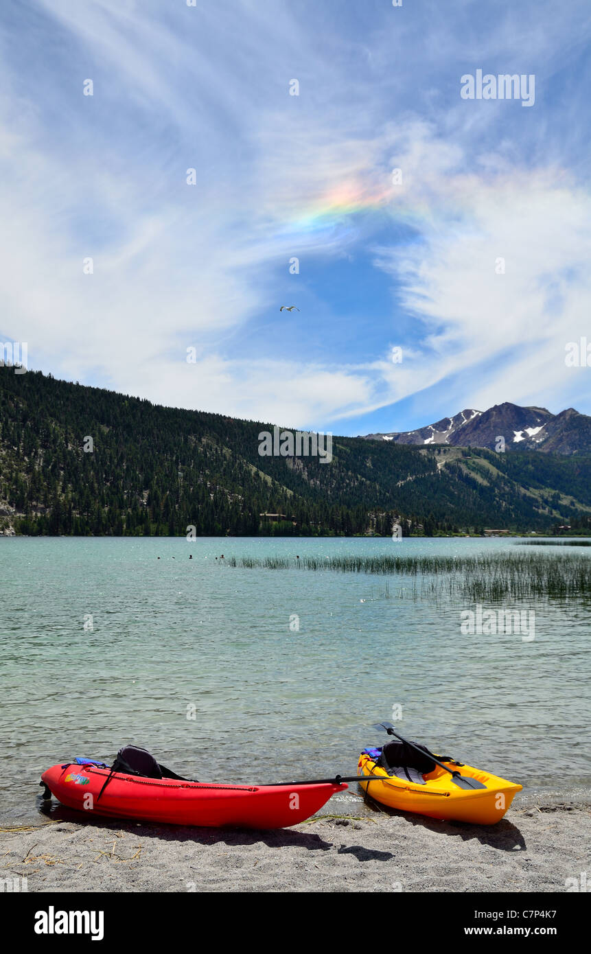 Zwei Kajaks vom Seeufer mit seltenen Eis-Halo in den Himmel. Juni Lake, Kalifornien, USA. Stockfoto