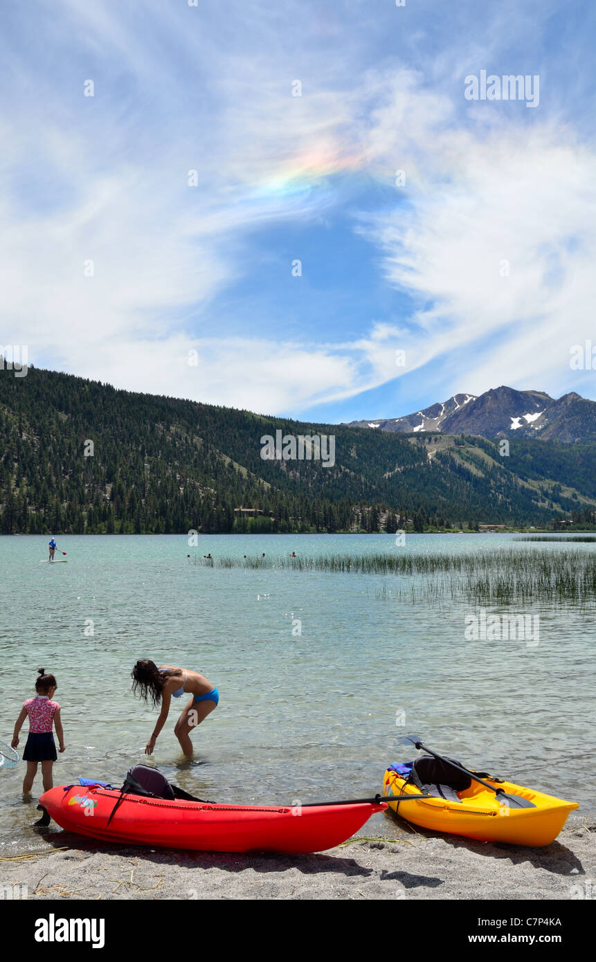 Kinder spielen am Seeufer, mit Eis-Halo in den Himmel. Kalifornien, USA. Stockfoto