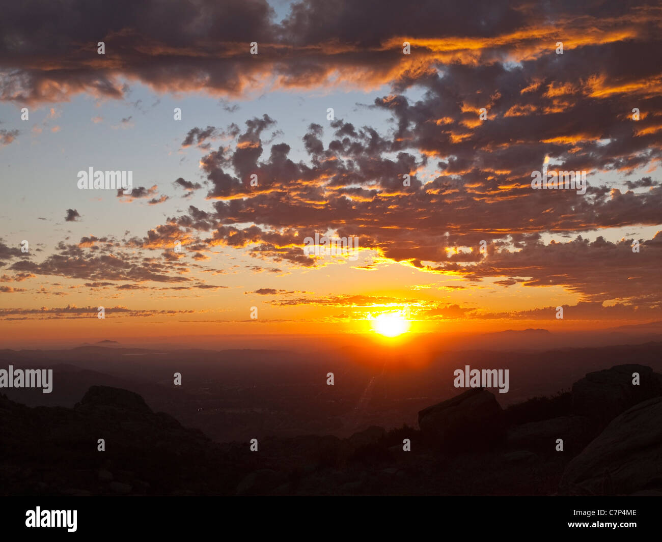 Simi Valley in Südkalifornien bei Sonnenuntergang. Vom felsigen Gipfel Park gedreht. Stockfoto