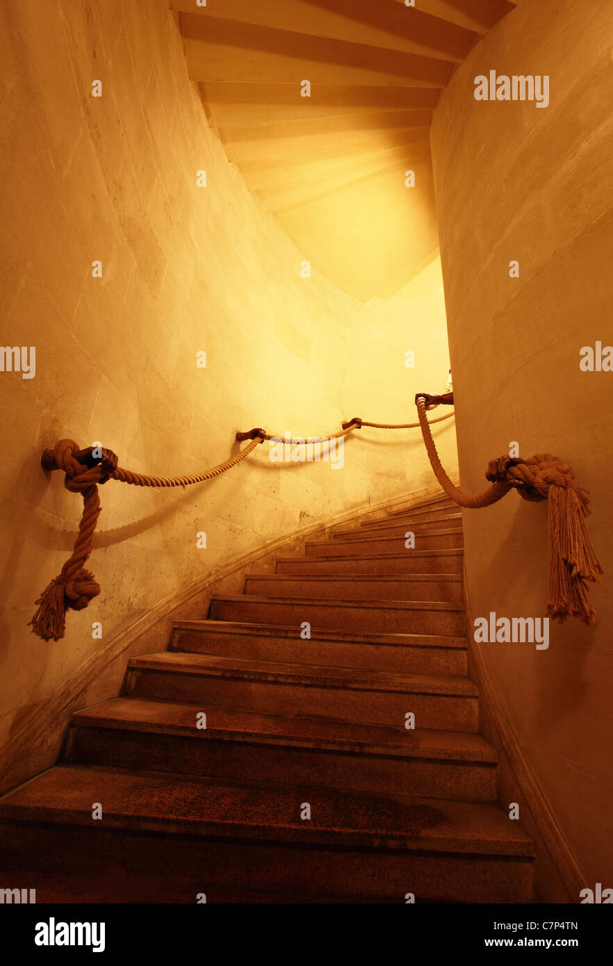 Licht durch alte Treppe in einem engen Korridor Stockfoto