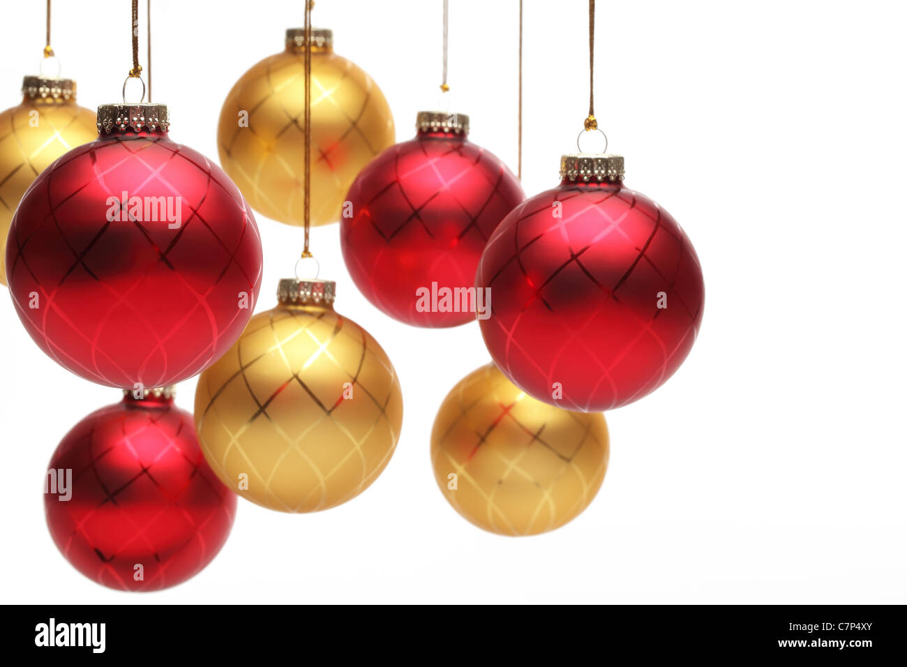 Weihnachtskugeln hängen über weißem Hintergrund Stockfotografie Alamy