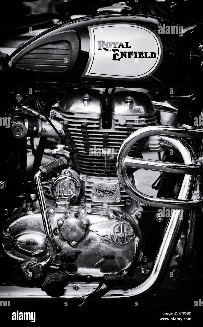 Royal Enfield 500 EFI Bullet Motorrad. Hergestellt in Indien. Monochrom Stockfoto