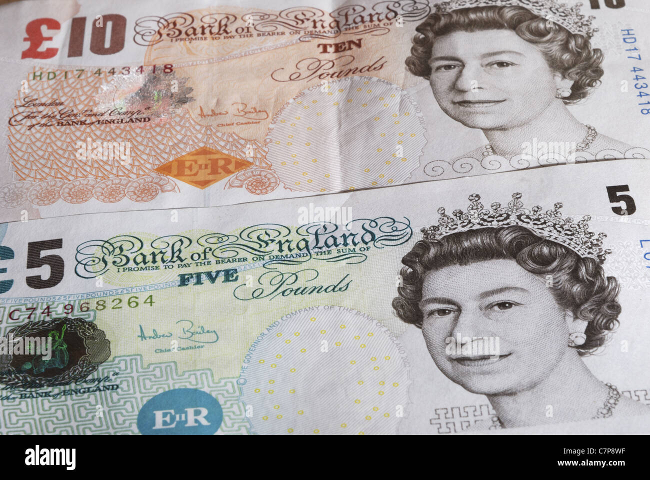 Englische Pfund-Noten mit Münzen Stockfoto
