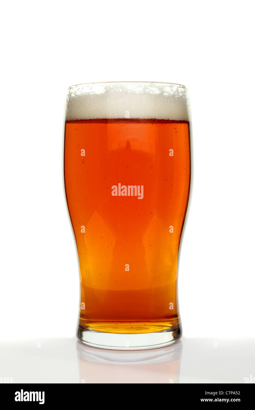 Pint Bier mit einem schaumigen Kopf vor einem weißen Hintergrund Stockfoto