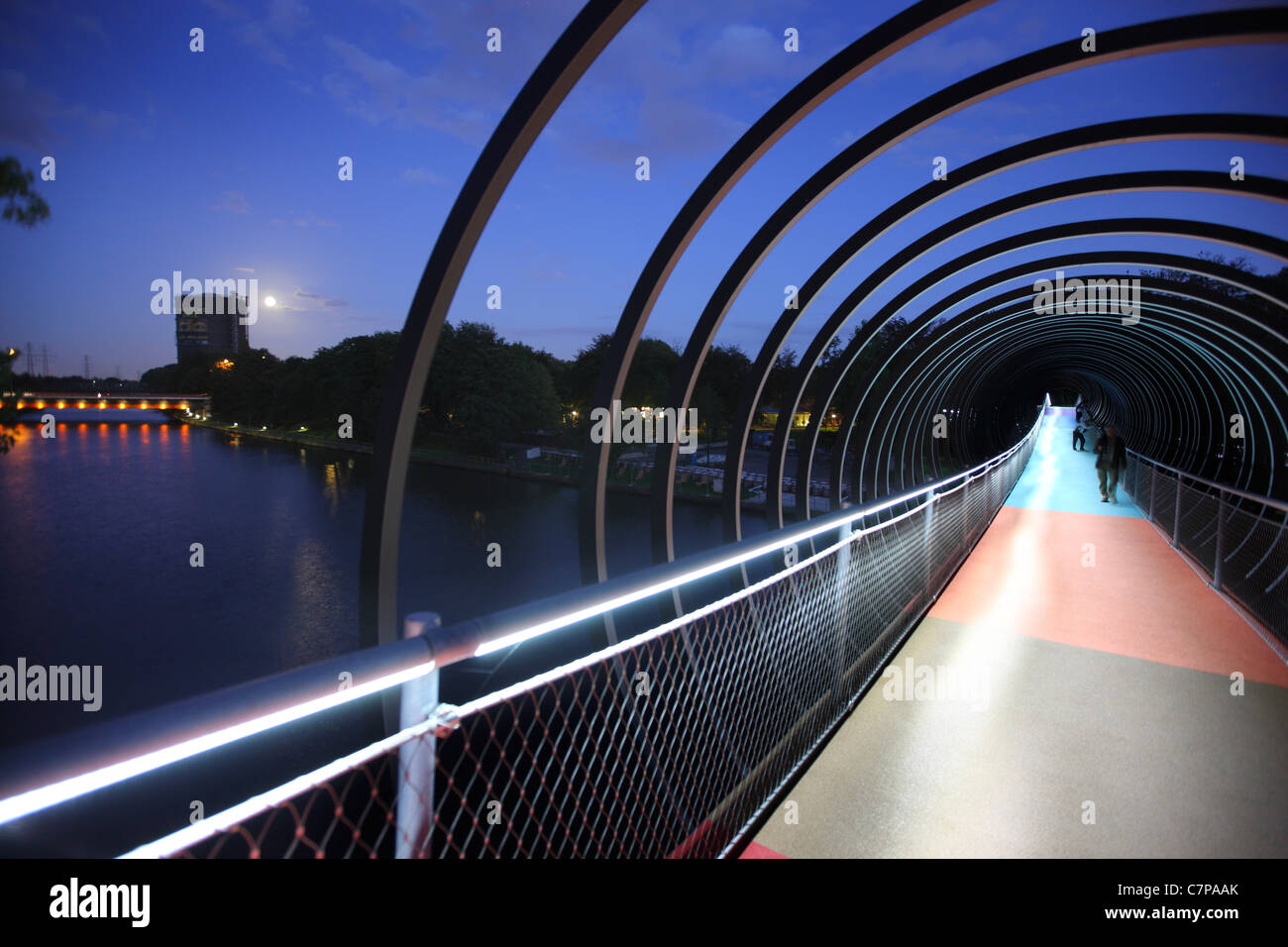 Spiralförmigen Fußgängerbrücke. Genannt "Slinky Springs to Fame", die "Rhein-Herne-Kanal" eine Binnenwasserstraße kreuzt. Deutschland Stockfoto