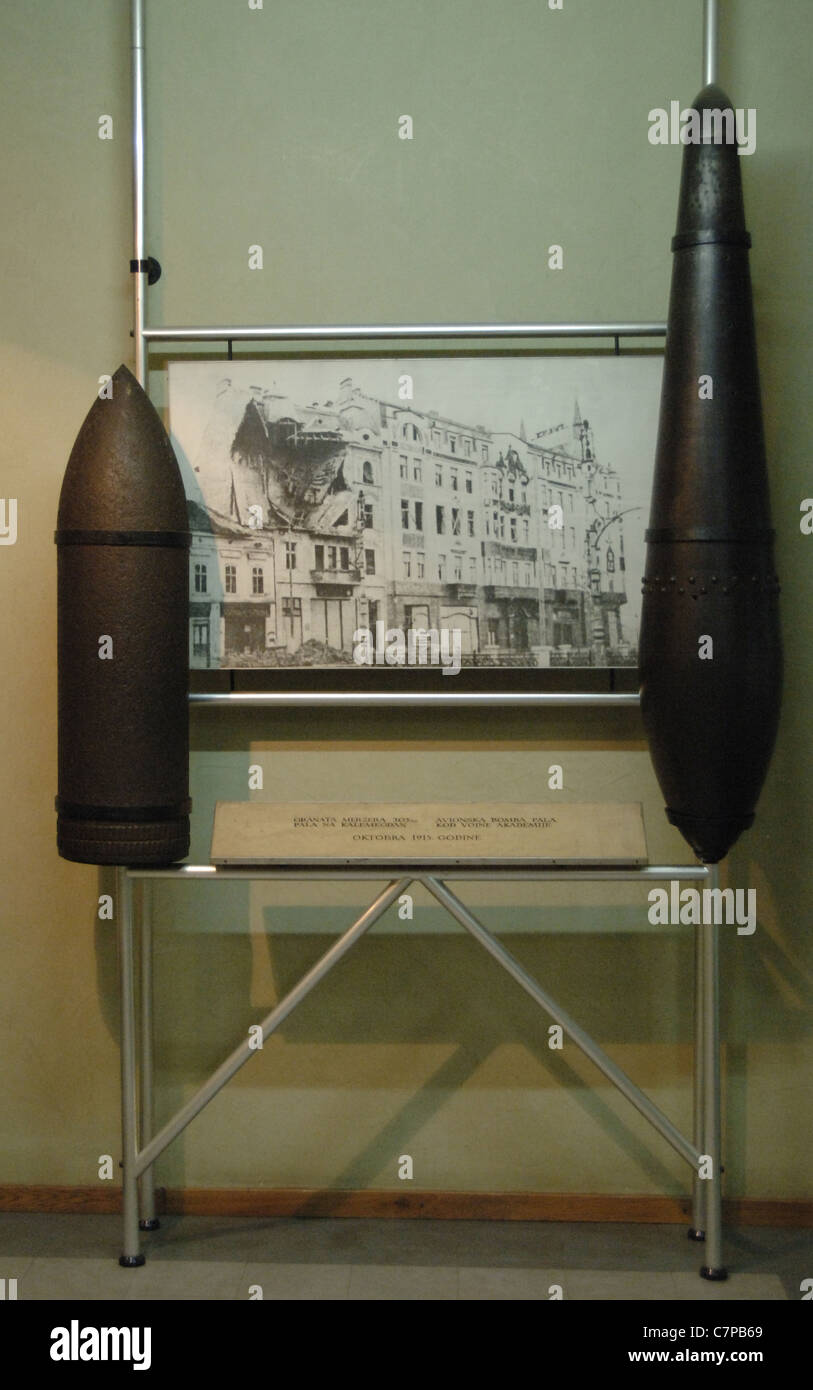 Mörtel über die Festung Kalemegdan (links) und die Bombe aus einem Flugzeug über die Akademie ins Leben gerufen. 15. Oktober 1915. Stockfoto
