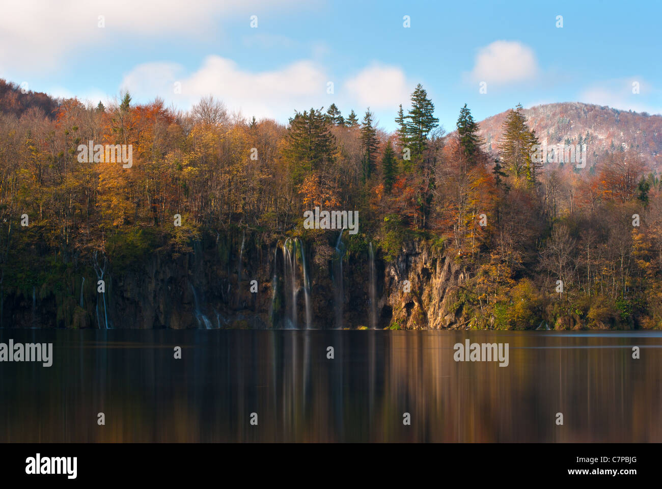 Der schönste und bekannteste Nationalpark in Kroatien. Plitvicer Seen. Aufnahmen im Herbst. Stockfoto