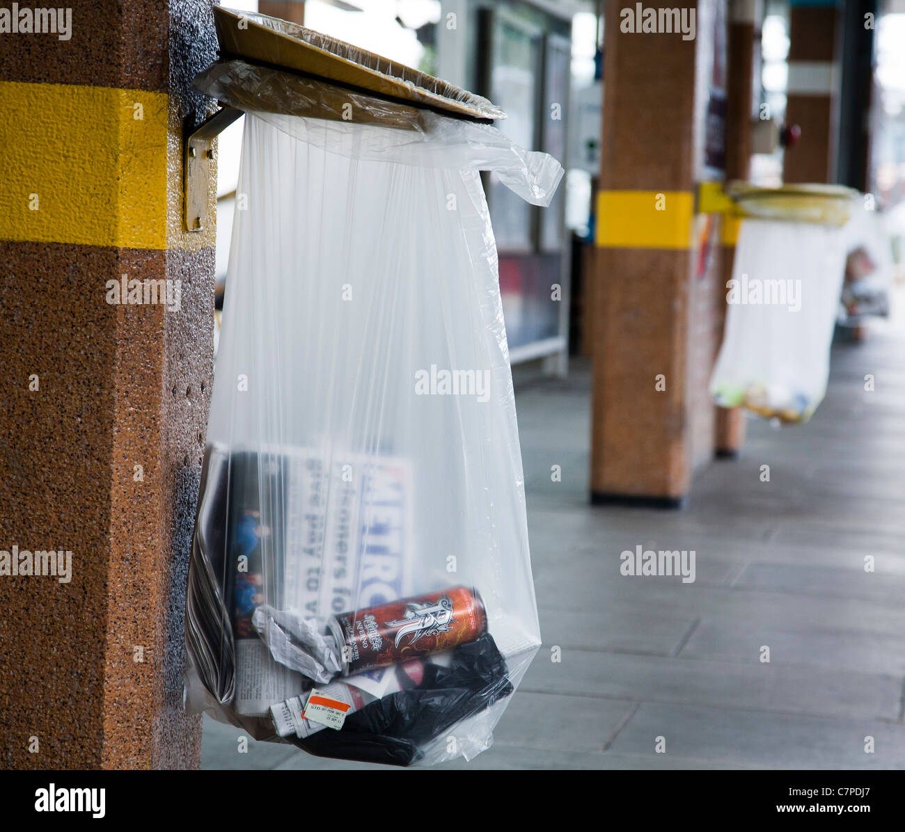 Transparenter Kunststoff Mülltüte am Bahnhof in London Stockfoto