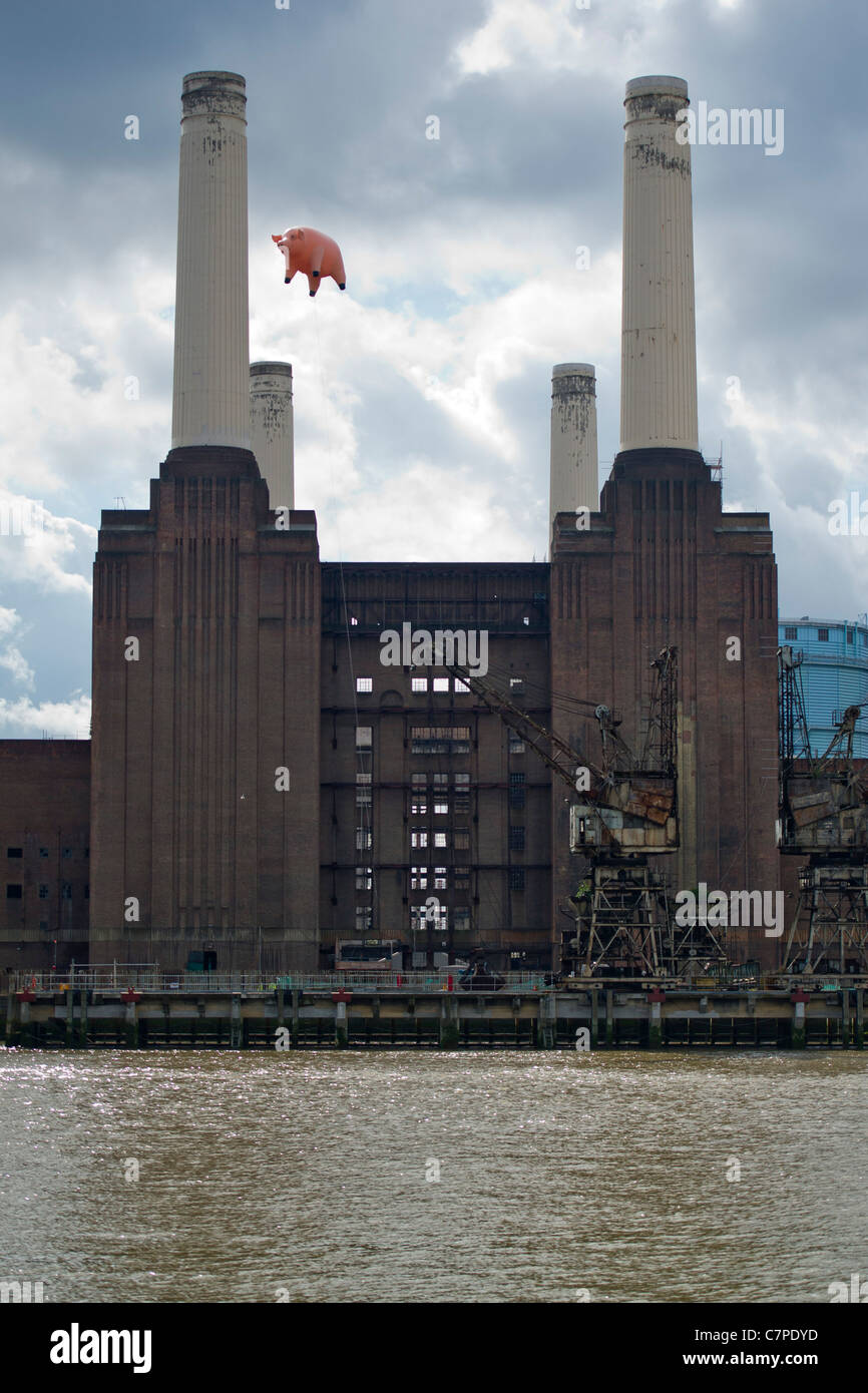 Ein aufblasbares Schwein fliegt erneut über Battersea Power Station als Hommage an das berühmte Ein aufblasbares Schwein fliegt erneut über Battersea Power Station als Hommage an das berühmte