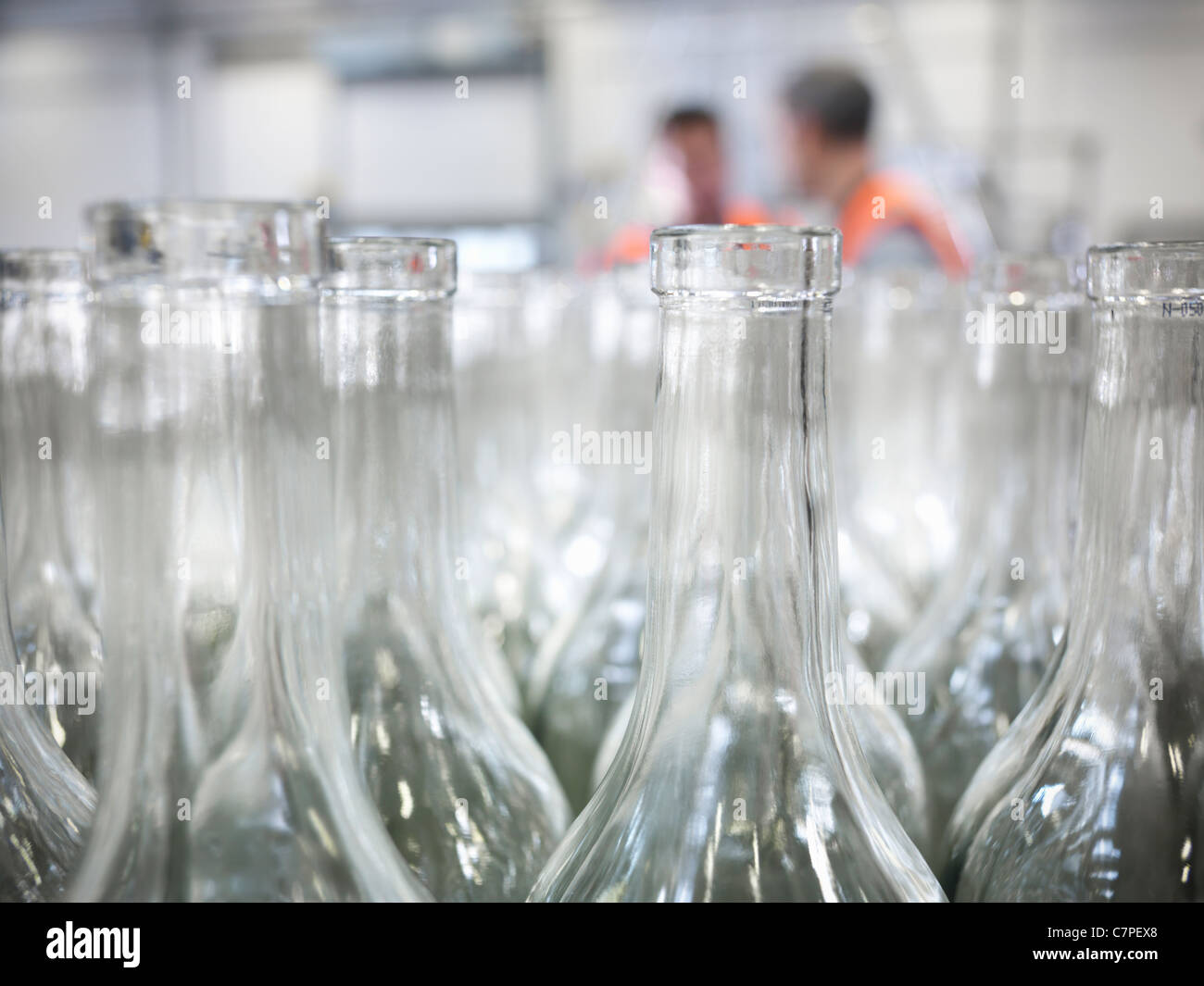 Nahaufnahme von leeren Flaschen im Werk Stockfoto