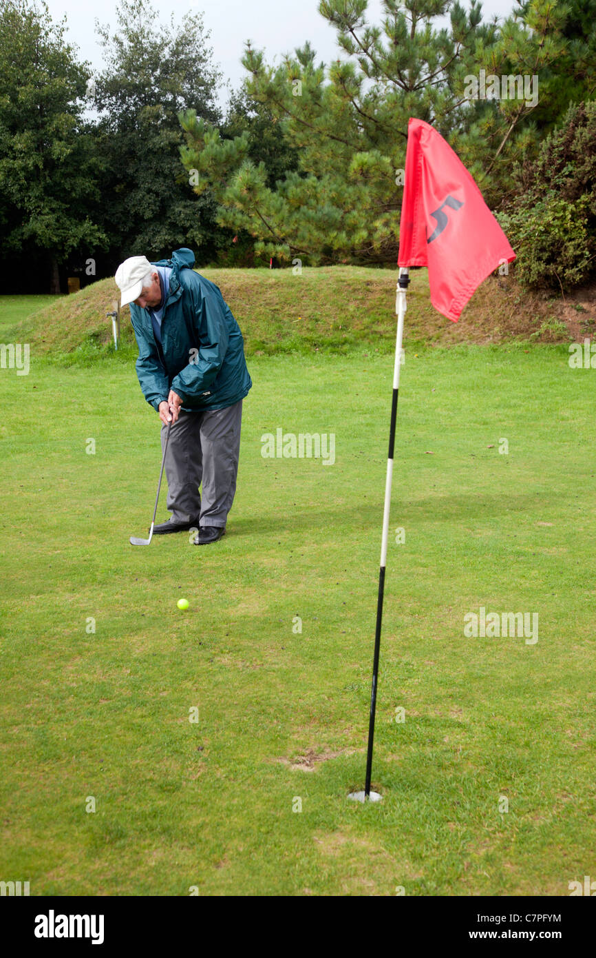 Älterer Mann Golfen; Cornwall; UK Stockfoto