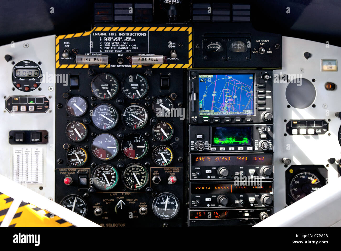 Foto der Kontrolle Instrumententafel im Cockpit eines Twin-Propeller-Flugzeug. Stockfoto