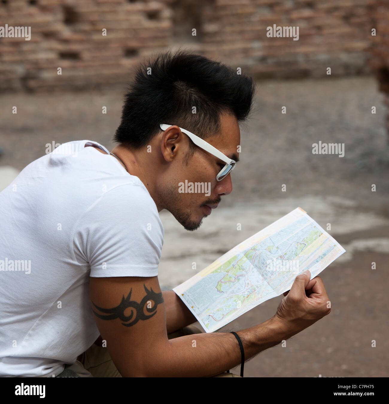 Männliche Touristen einen Leseleitfaden Buch, Kolosseum, Rom, Italien. Stockfoto