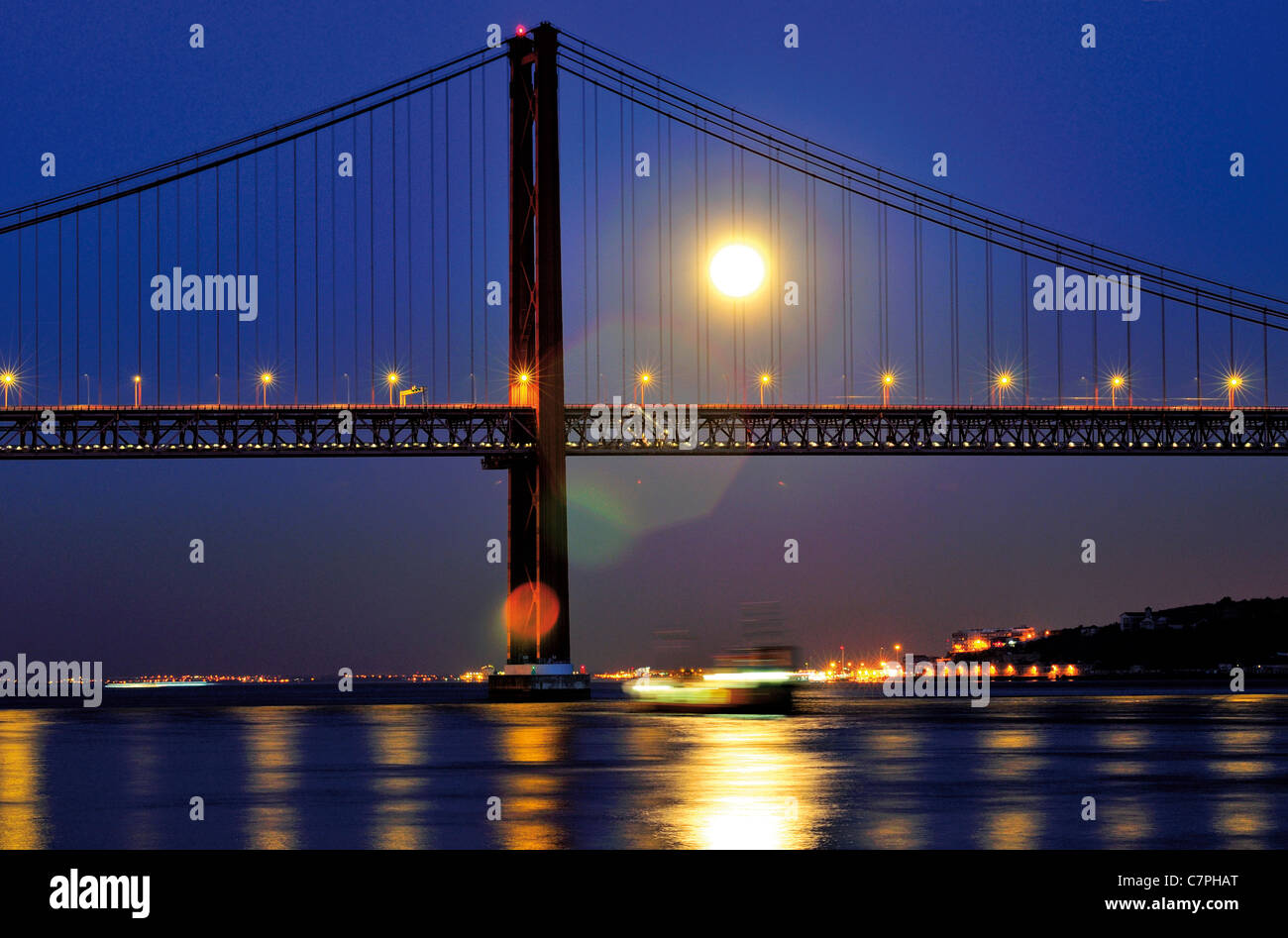 Portugal, Lissabon: Nächtlich beleuchteten Ponte 25 de Abril mit Vollmond Stockfoto