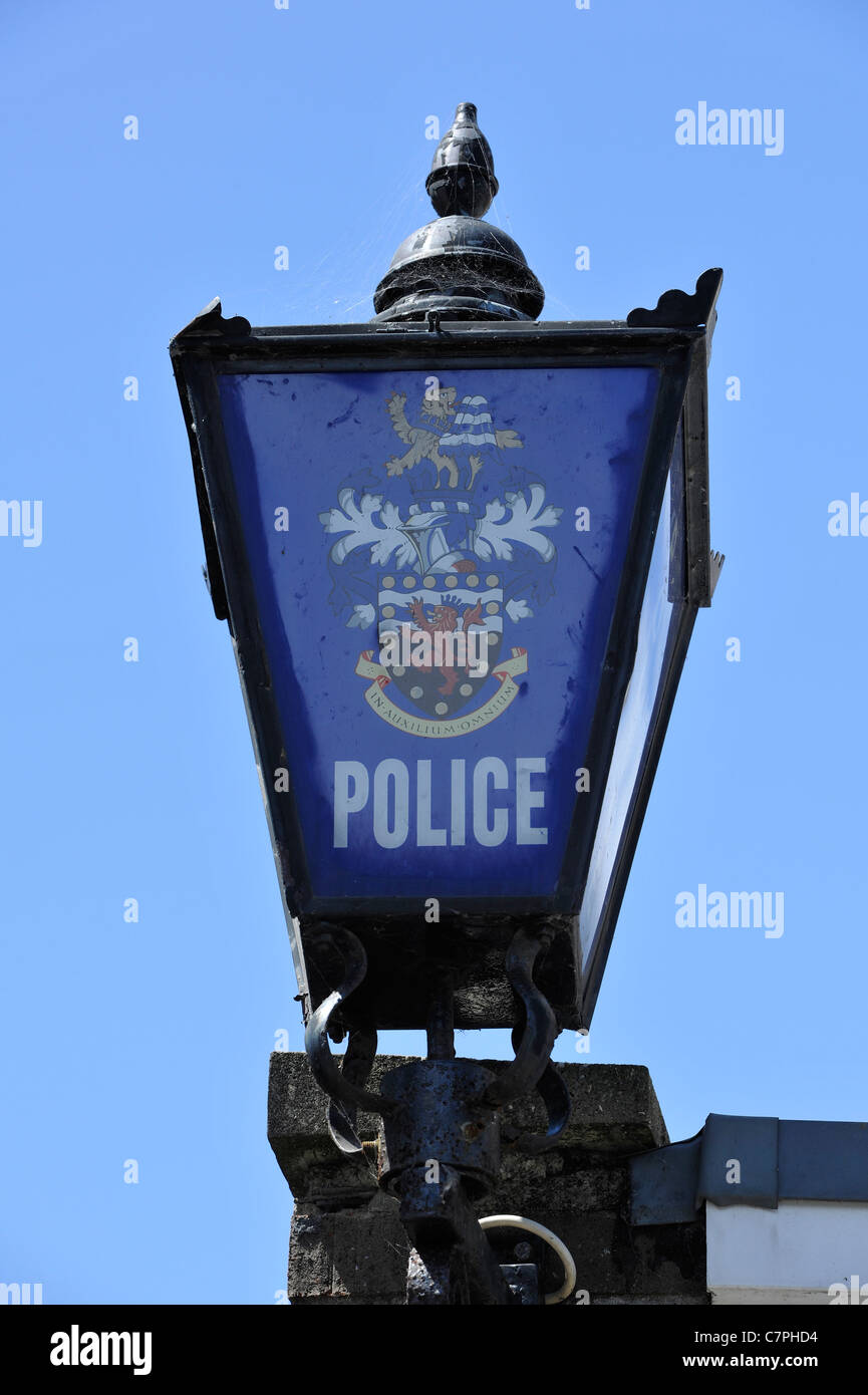 Alte Mode Polizei Lampe am Dartmouth Gemeinschaft Polizeiamt, Dartmouth, Devon, England, UK. Stockfoto